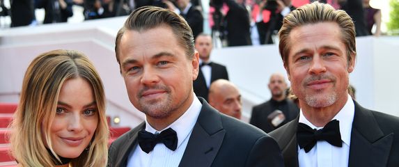 Brad Pitt, Leonardo DiCaprio i Margot Robbie (Foto: AFP)