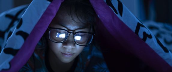 S mobitelom i u krevetu