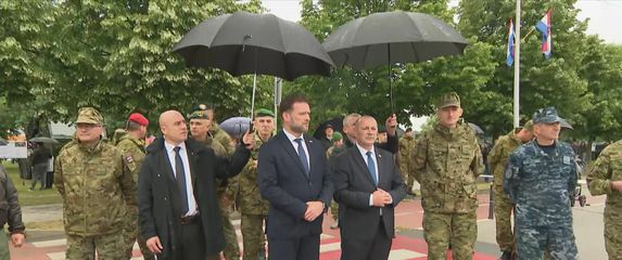 Hrvatski političari s kišobranom - 6