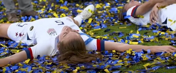 Američke nogometašice leže u konfetima