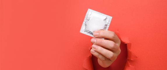 Kondomi na crvenoj pozadini