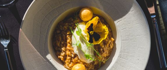 Teleći rižot sa sladoledom od paškog sira i fritulama od bjelanjaka i parmezana