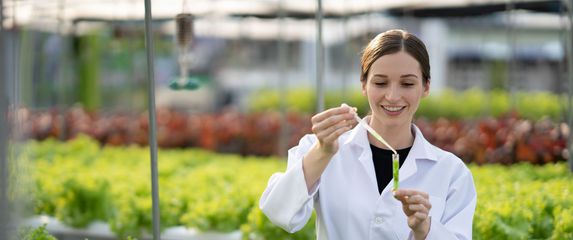 Studentica ispituje biljke u stakleniku