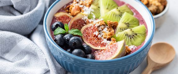 Jogurt s voćem i chia smjenkama