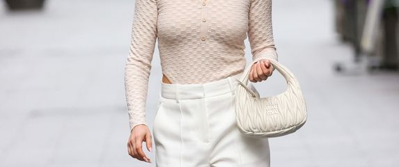 Bijele hlače su omiljene u toplijem dijelu godine