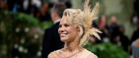 Pamela Anderson na Met Gali u haljini modne kuće Oscar de la Renta - 7