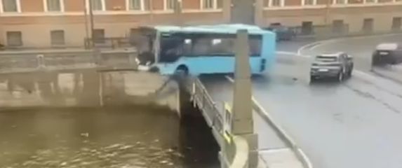 Autobus pada u rijeku Mojku