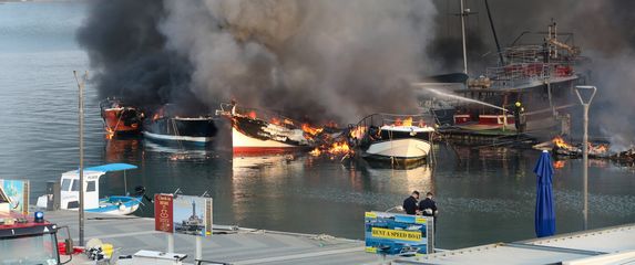 U marini Medulin požar je zahvatio velik broj brodova - 4