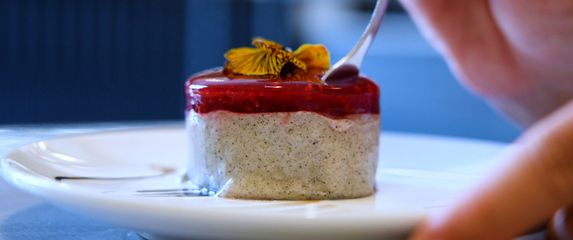 Jestivo cvijeće kao točka na i ukusnim slasticama