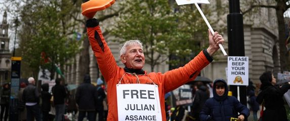 Prosvjednici u Londonu traže slobodu za Juliana Assangea