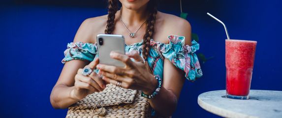 Djevojka na mobitelu