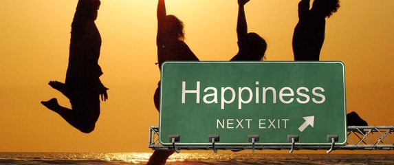 Sretni ljudi i znak za put prema sreći