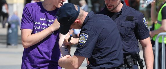 Policajac se potpisuje maturantu na ruku