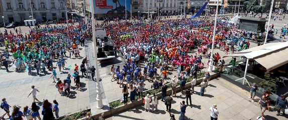 Zagrebački maturanti okupljaju se na Trgu bana Jelačića odakle će krenuti prema Bundeku