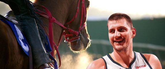 Košarkaš Nikola Jokić i konj na stazi za utrku