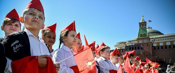 Ruska djeca na ceremoniji primanja u organizaciju pionira