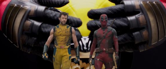 Wolverine i Deadpool ispred promotivne posude za kokice