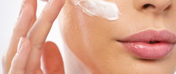 Žena nanosi kremu