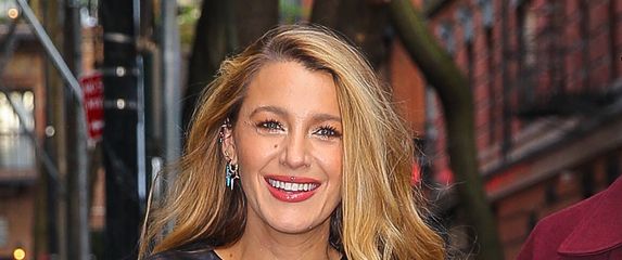 Blake Lively preko kožnatih hlača nosi minicu - 1