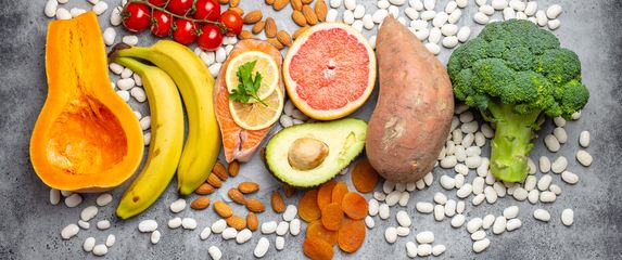 Namirnice poput avokada, banana, bijelog graha, batata i suhih marelica bogate su kalijem