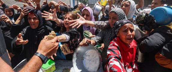 Palestinci čekaju u redovima za topli obrok