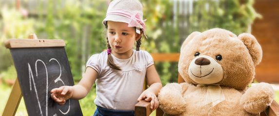 Djevojčica i plišani medvjed