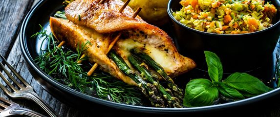 Pečena pileća prsa punjena sirom i šparogama