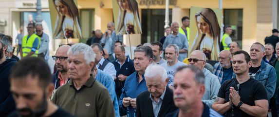 Molitelji na Trgu bana Jelačića - 8