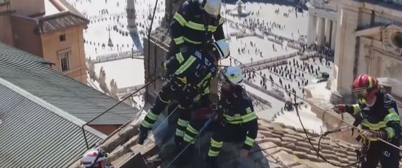 Postavljen dimnjak na Sikstinskoj kapeli