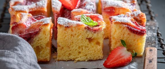 Kolač od jogurta s jagodama