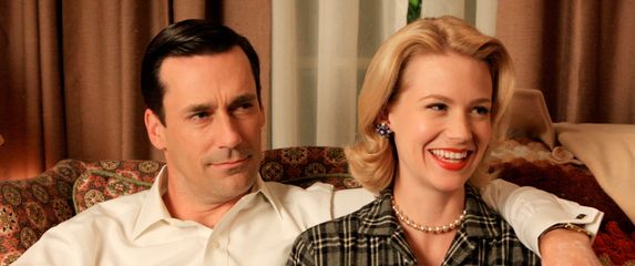 Jon hamm i January Jones u sceni iz serije Mad Men