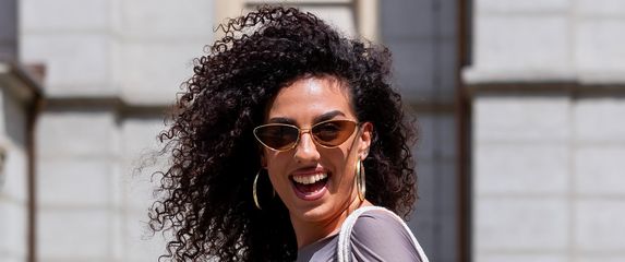 Bijele hlače u street style izdanju ljepotice sa špice