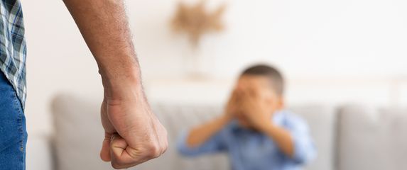 Otac prijeti djetetu, ilustracija