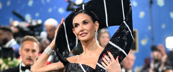 Demi Moore na Met Gali u haljini inspiriranoj kravatom - 3