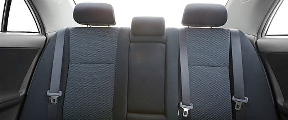 Sigurnosni pojasevi na stražnjoj klupi automobila