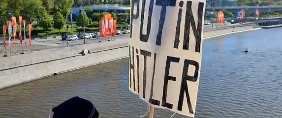 Usred Moskve prosvjednik se bacio u rijeku