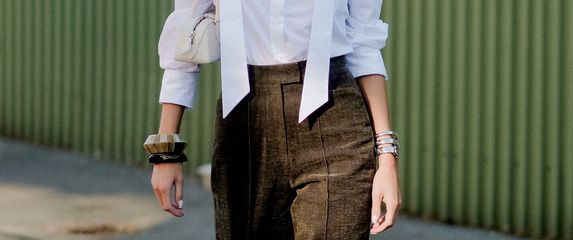 Klasične hlače u kombinaciji s bijelom košuljom sjajan su odabir za krstitke, pričesti i krizme