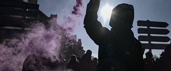 Ružičasti dim, ilustracija