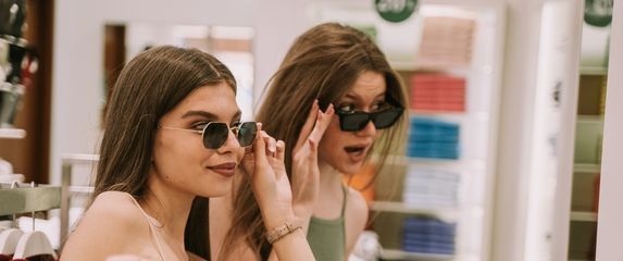 Prijateljice u shoppingu