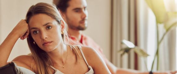 Tužna djevojka pored dečka