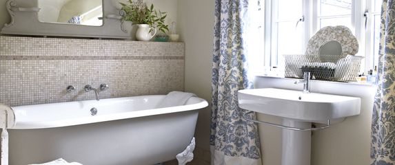 Kupaonice sa zavjesama na prozorima - 8