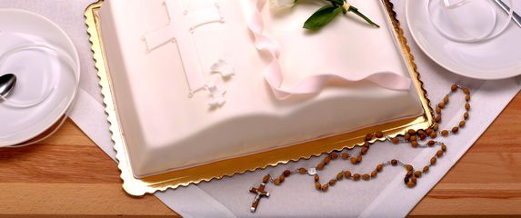 Torta u obliku Biblije