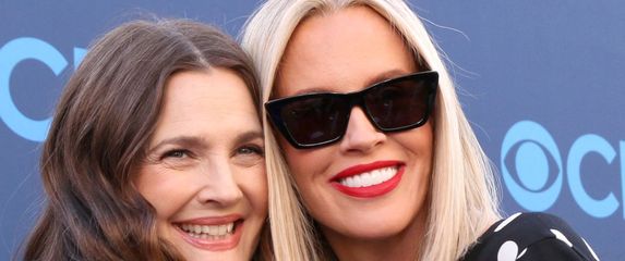 Drew Barrymore i Jenny McCarthy na crvenom tepihu