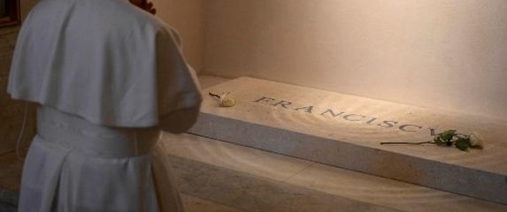 Papa Lav XIV. na grobu pape Franje