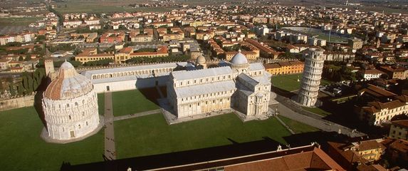 Kosi toranj u Pisi, u pozadini i stadion
