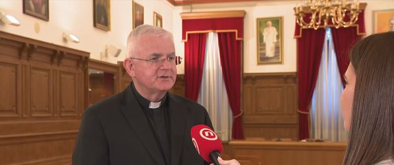mons. Mate Uzinić, riječki nadbiskup i Valentina Baus, reporterka Dnevnika Nove TV