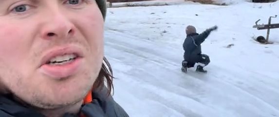 Beba se poskliznula