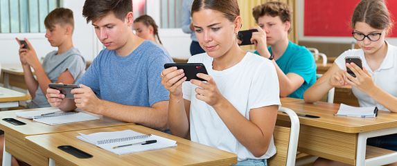 Učenici s mobitelima