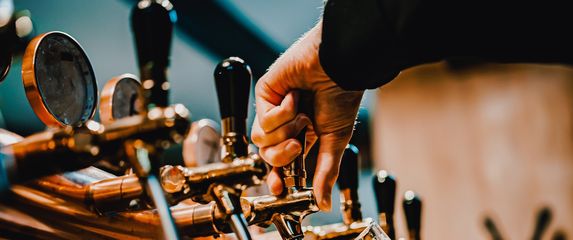 Točeno pivo u baru