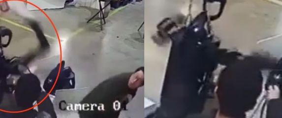 Humanoidni robot koji je poludio pred radnicima tvornice